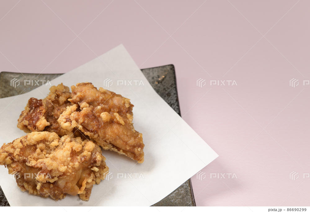 鶏の唐揚げ　 唐揚げ　鶏　鳥　鶏肉　揚物　揚げ物　 料理　肉料理　和食　日本食　家庭料理　 物撮り　商品撮影　