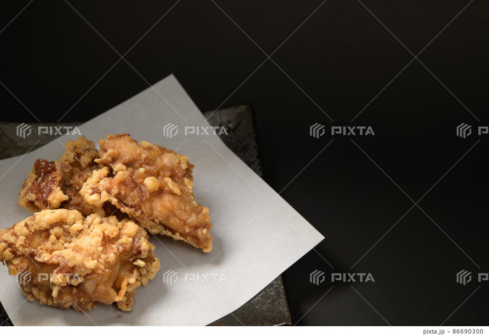 鶏の唐揚げ　 唐揚げ　鶏　鳥　鶏肉　揚物　揚げ物　 料理　肉料理　和食　日本食　家庭料理　 物撮り　商品撮影　